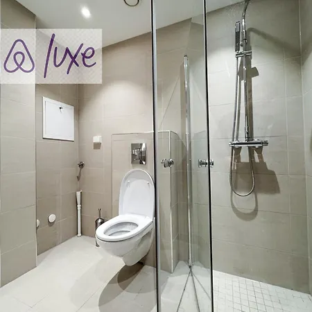Double Bed & Sofa Bed New Kitchen & Bathroom Lejlighed